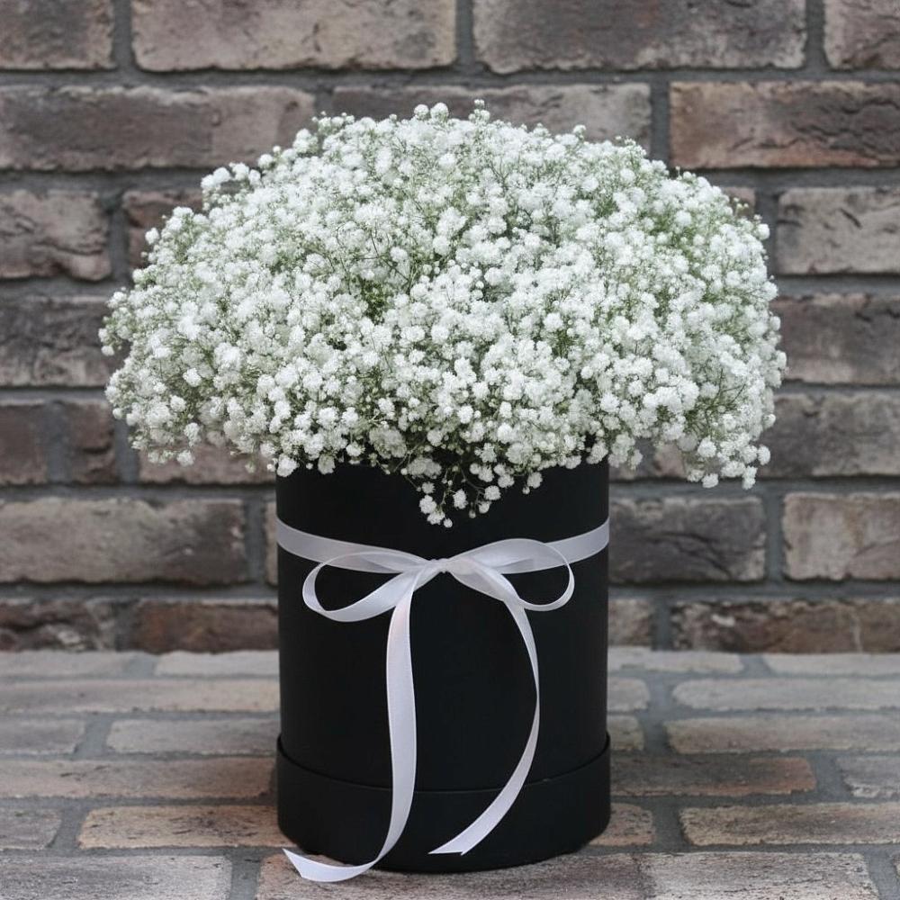 Цветочная композиция из Гипсофила в шляпной коробке в Архангельском Воронежской области