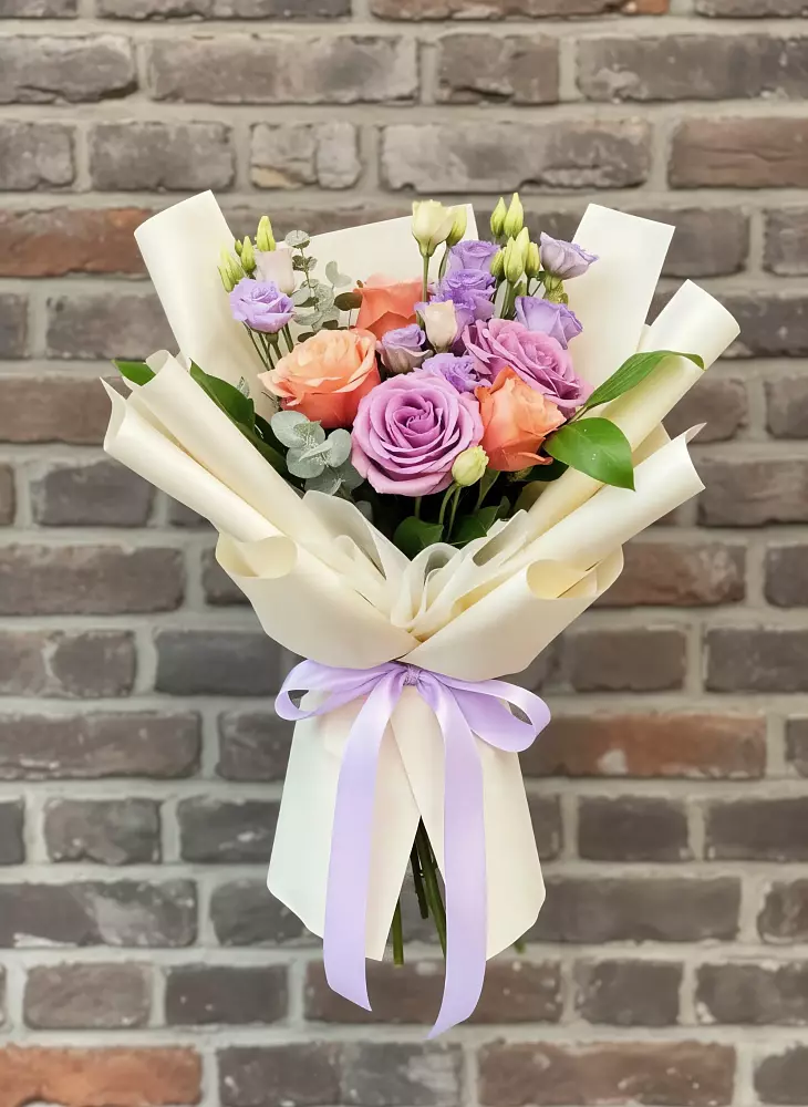 Букет цветов из: Лизиантусы и Розы в Архангельском Воронежской области