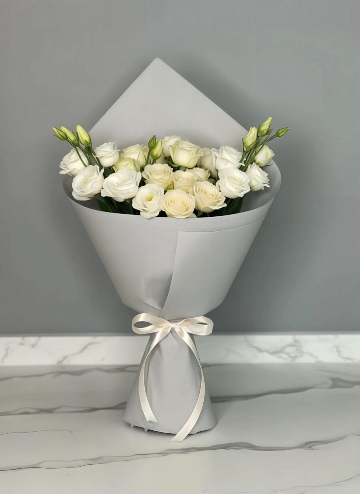 Букет цветов из: Розы и Лизиантусы в Архангельском Воронежской области