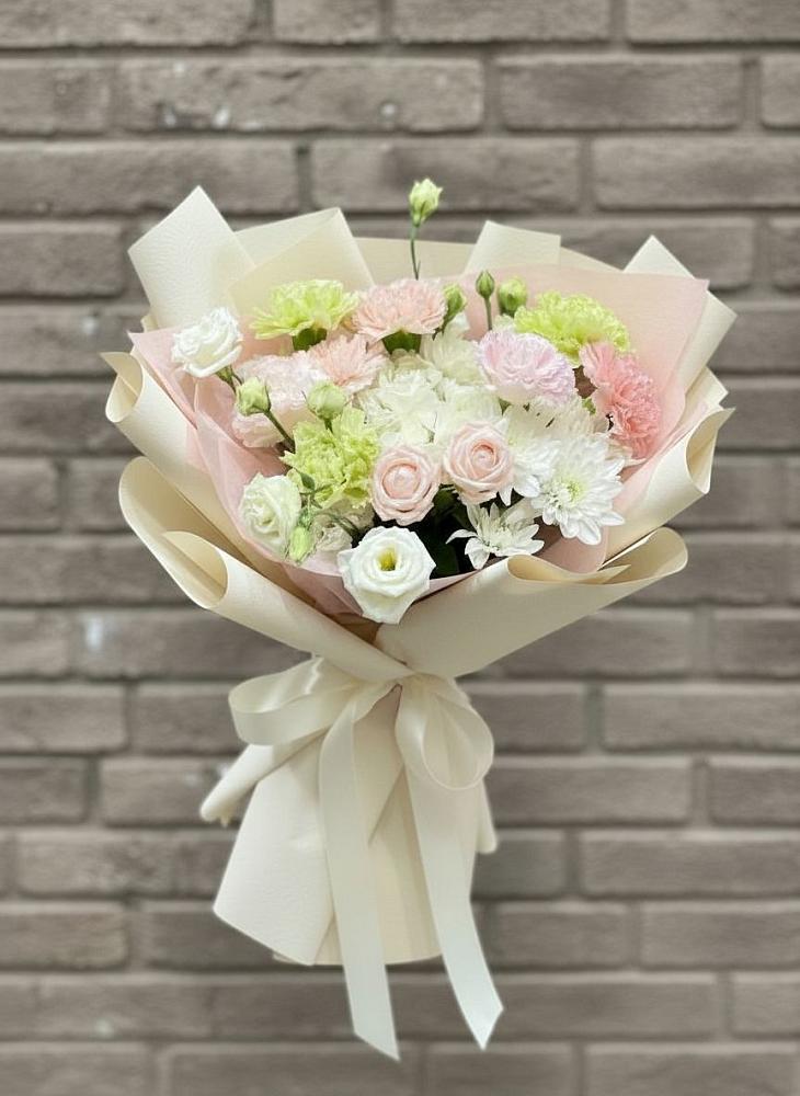 Букет цветов из: Гвоздики, Розы, Лизиантусы и Хризантемы в Архангельском Воронежской области