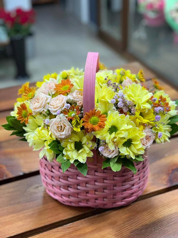 Цветочная композиция из Хризантемы и Розы в корзине в Архангельском Воронежской области