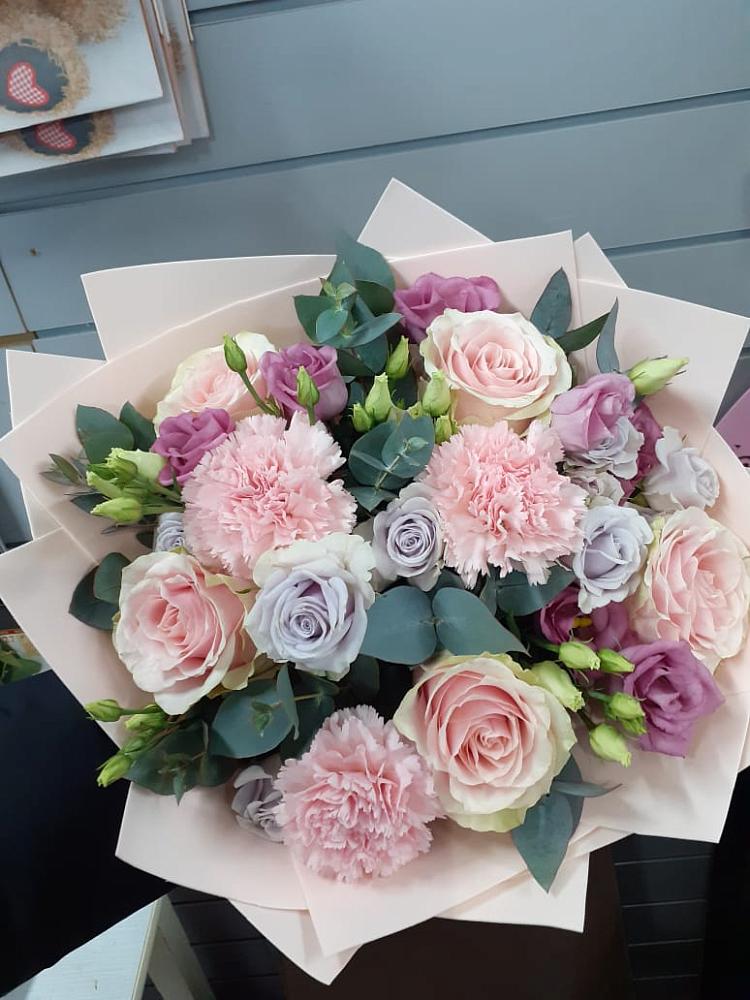 Букет цветов из: Розы, Гвоздики и Лизиантусы в Архангельском Воронежской области