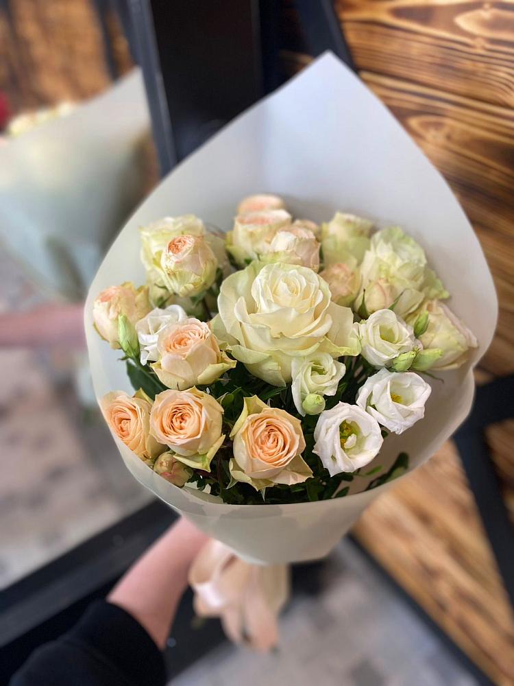 Букет цветов из: Розы и Лизиантусы в Архангельском Воронежской области